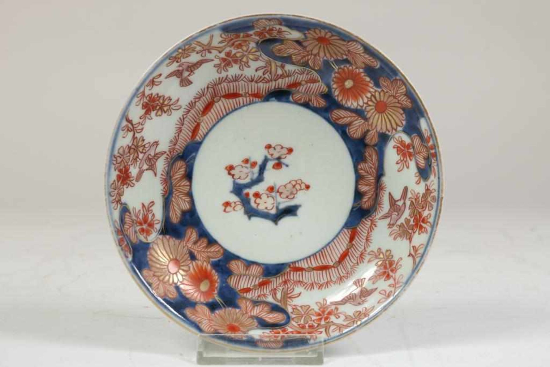 Lot van een porseleinen Qianlong bord met Imari decor, diam. 23 cm. (haarlijn), porseleinen Qianlong - Bild 2 aus 7
