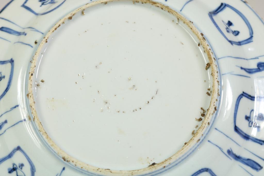 Porcelain Wanli dish, China ca. 1600, diam. 22 cm.Porseleinen Wanli bord met centraal decor van - Image 4 of 4