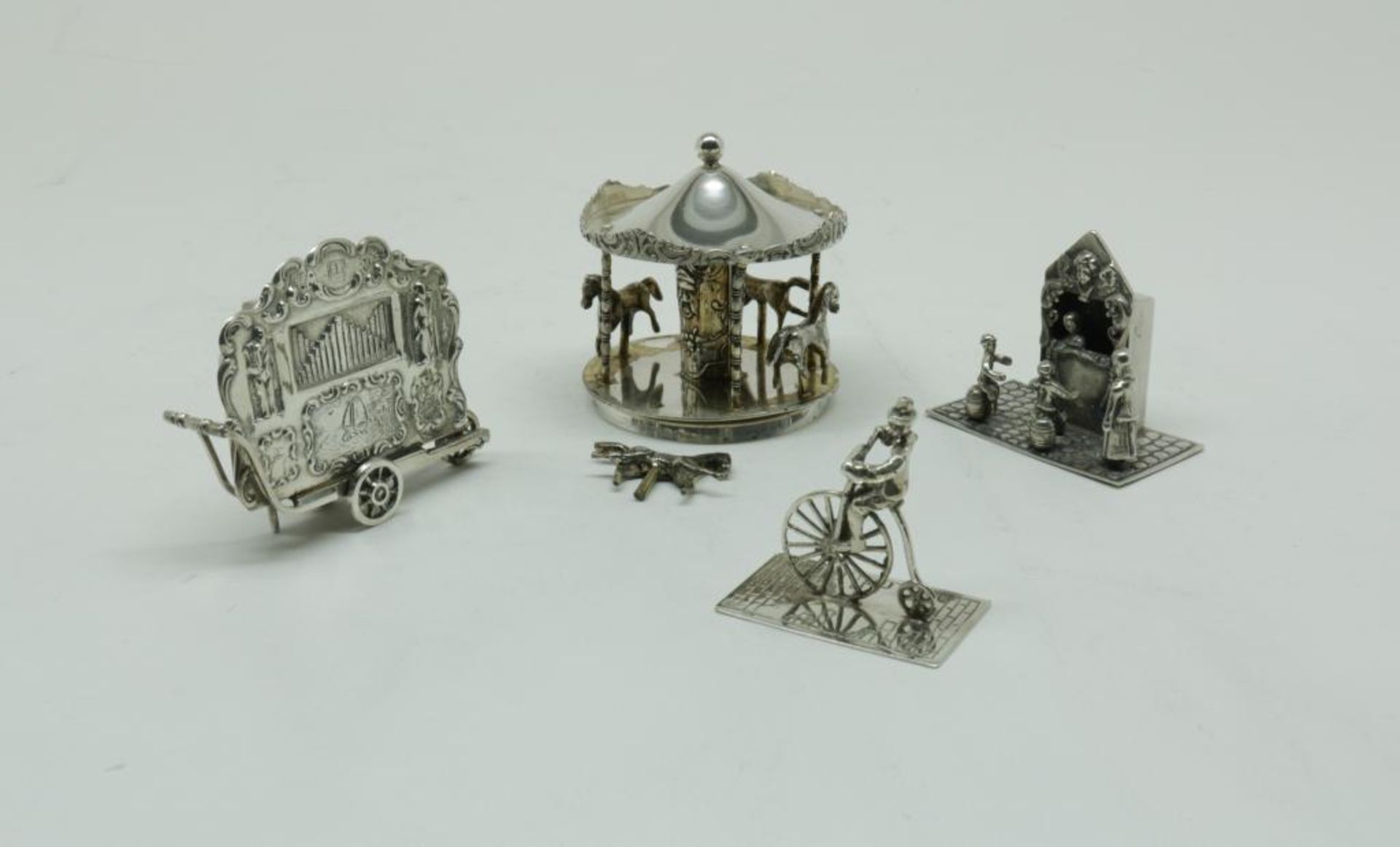 Lot div. silver miniatures, ao. a carrousel, 835/000, gross w. 178gr, one loose horse.Lot div.