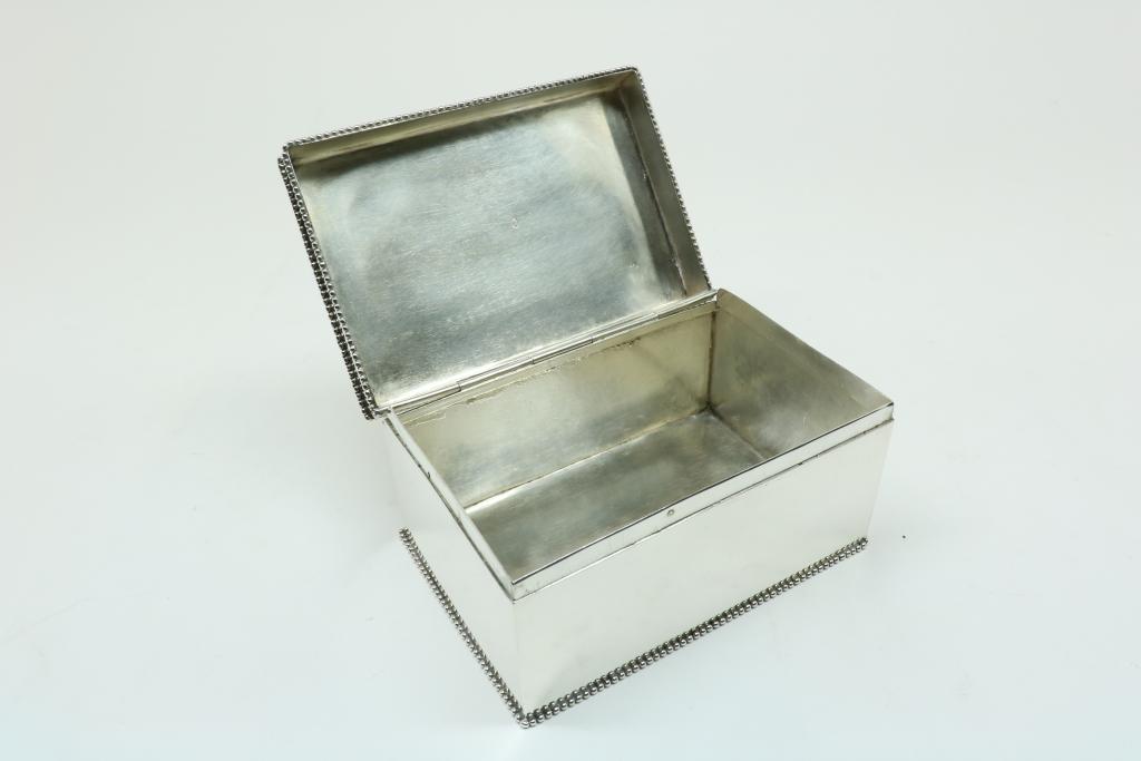 Pair of silver boxes on matching tray with beaded edge, Dutch, marks boxes: mm Barend van - Image 2 of 11