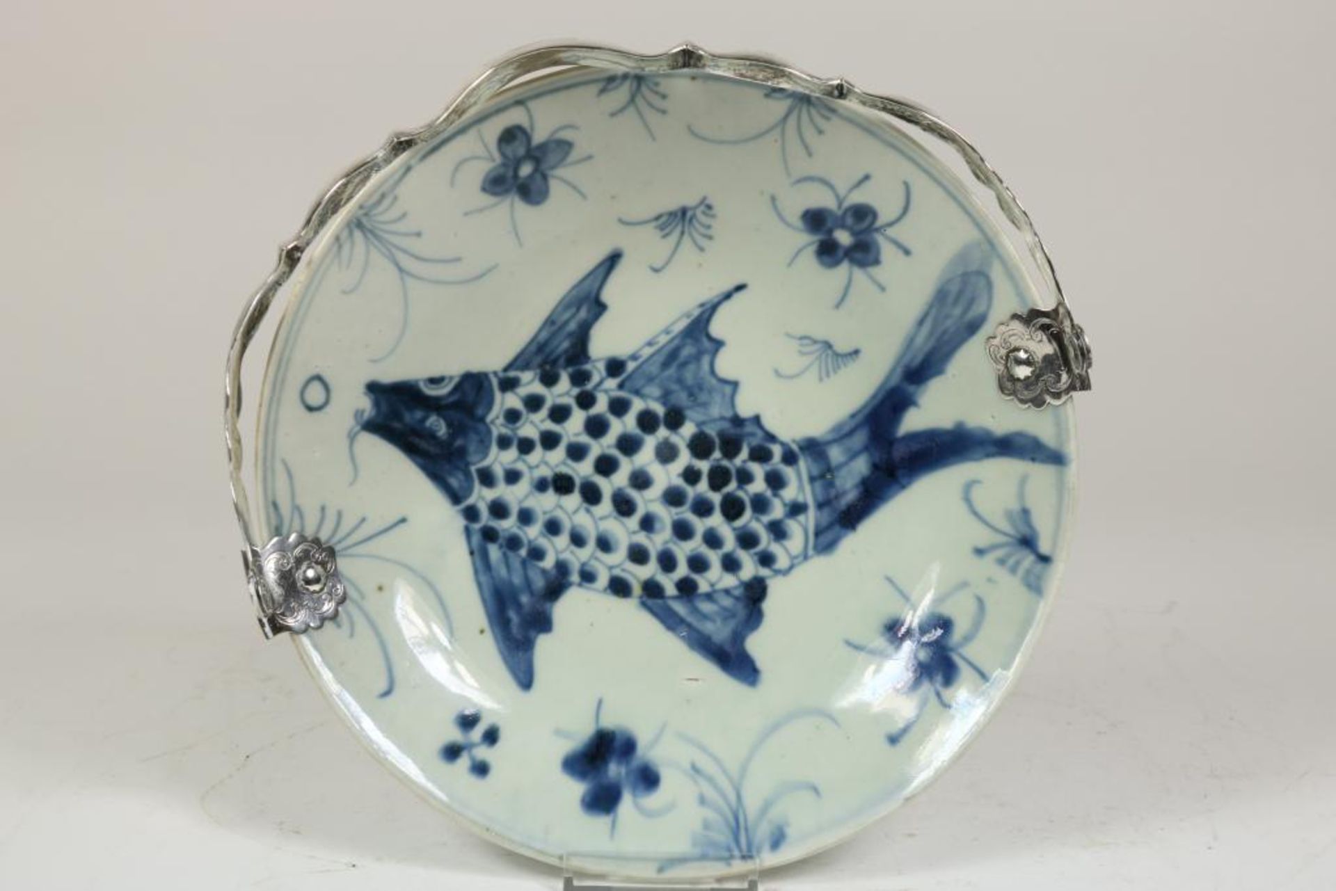 Porcelain dish with koi carp en silver handle, 19th century, diam. 25 cm.Porseleinen bord met - Bild 3 aus 4