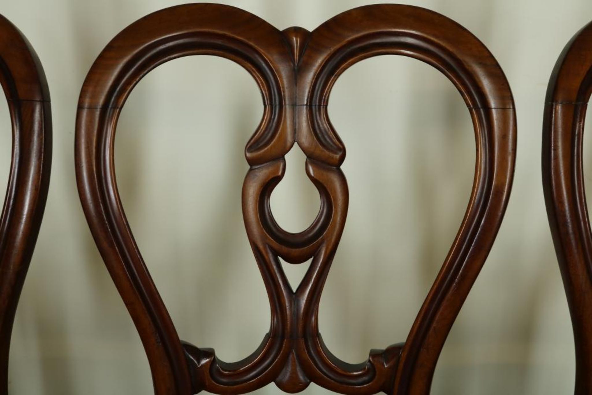 Serie van 5 mahonie stoelen met opengewerkte rugleuning bekleed met geschoren velours, 19e eeuw. - Bild 2 aus 3