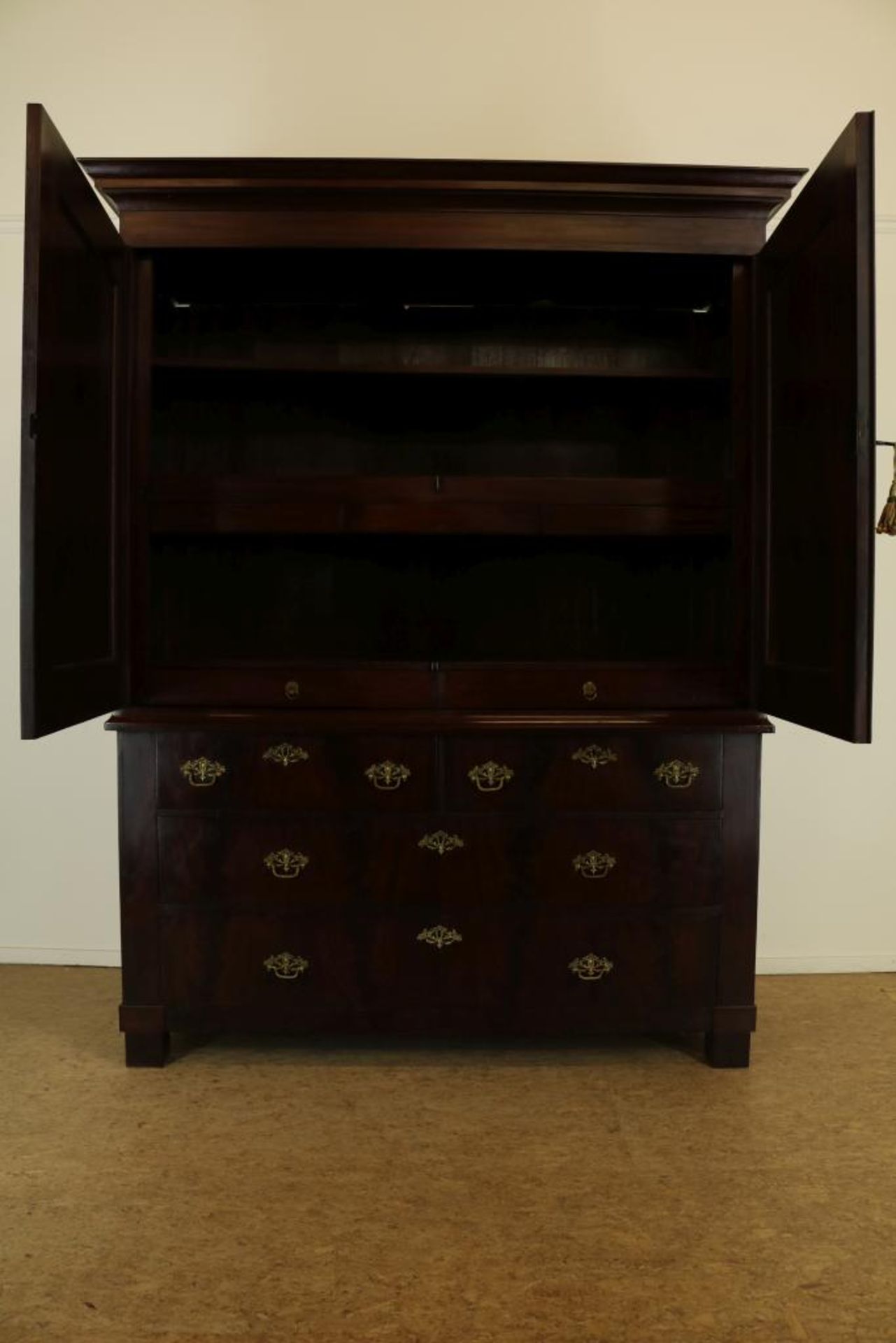 Mahonie kabinet met rechte kap, 2 paneeldeuren en 4 laden, Holland ca. 1800, h. 237, br. 180, d. - Bild 2 aus 5