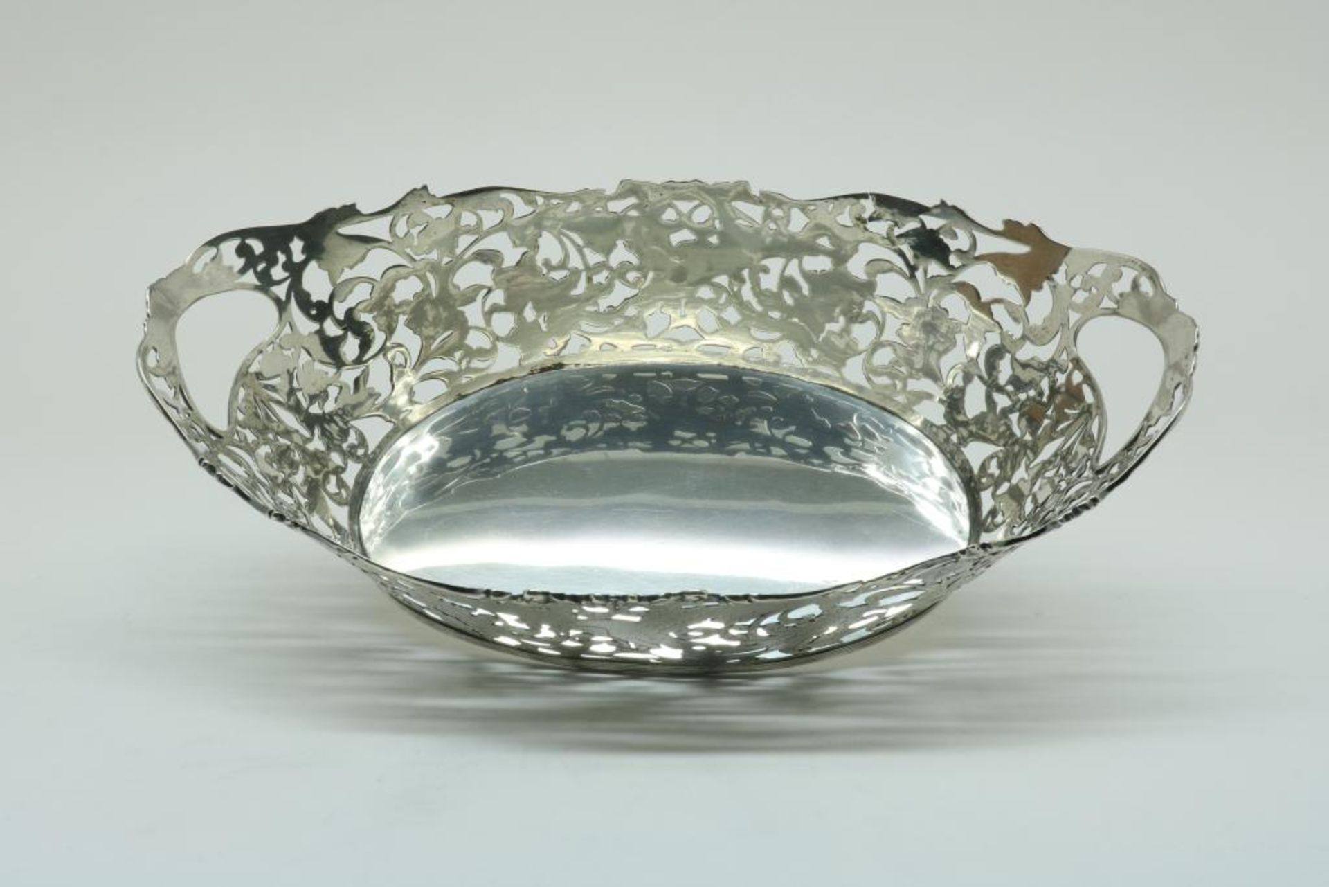 A silver bread basket, Dutch, mm Hollandia Zilversmederij, Arnhem, dl 1926, 835/000, gross w. 492gr, - Bild 4 aus 5