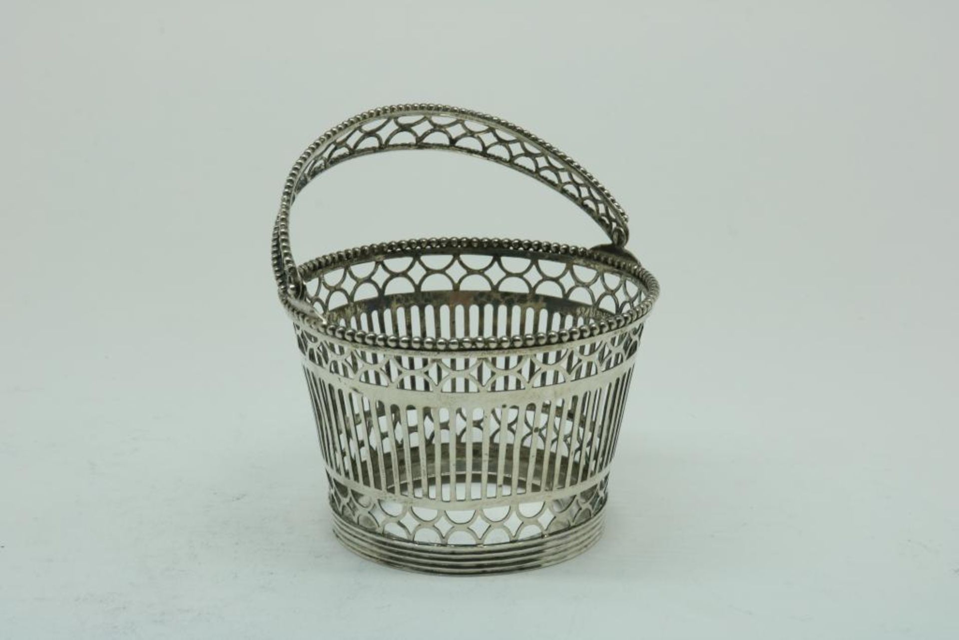 A silver ajour basket with blue glass liner, mm Gebr. Seton, Schoonhoven, dl 1911, 835/000, gross w. - Bild 3 aus 3
