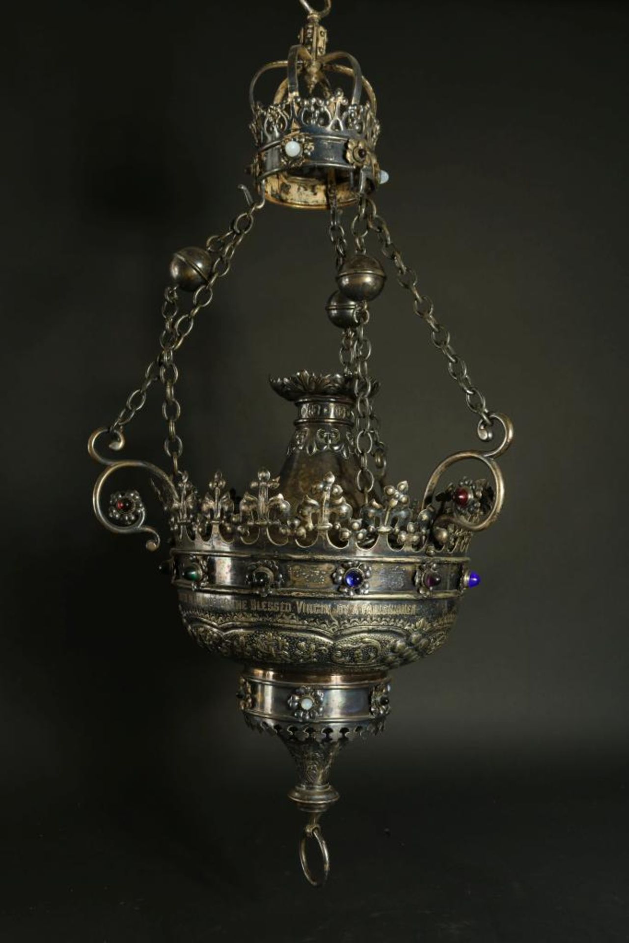Silver plated lamp of God, ca. 1900, h. 60 cm.Verzilverde Godslamp met Franse lelie en gehamerd