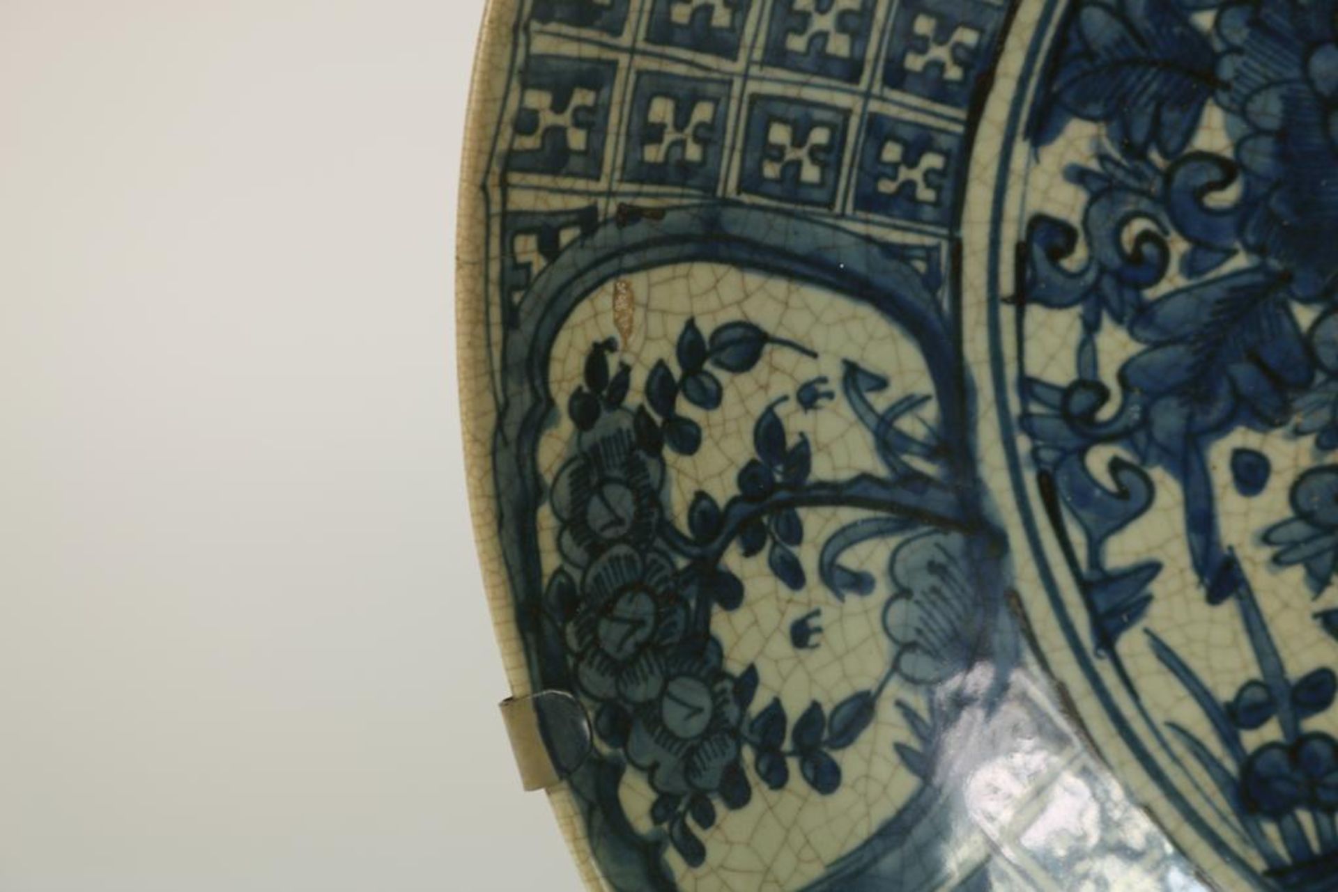 A Chinese 'Swatow' porcelain charger, decorated with a phoenix standing in a garden. Ming period, - Bild 3 aus 7