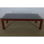 Red lacquer Japanese coffee table with glass top, h. 39, bro. 60, d. 130 cm.Roodlak Japanse