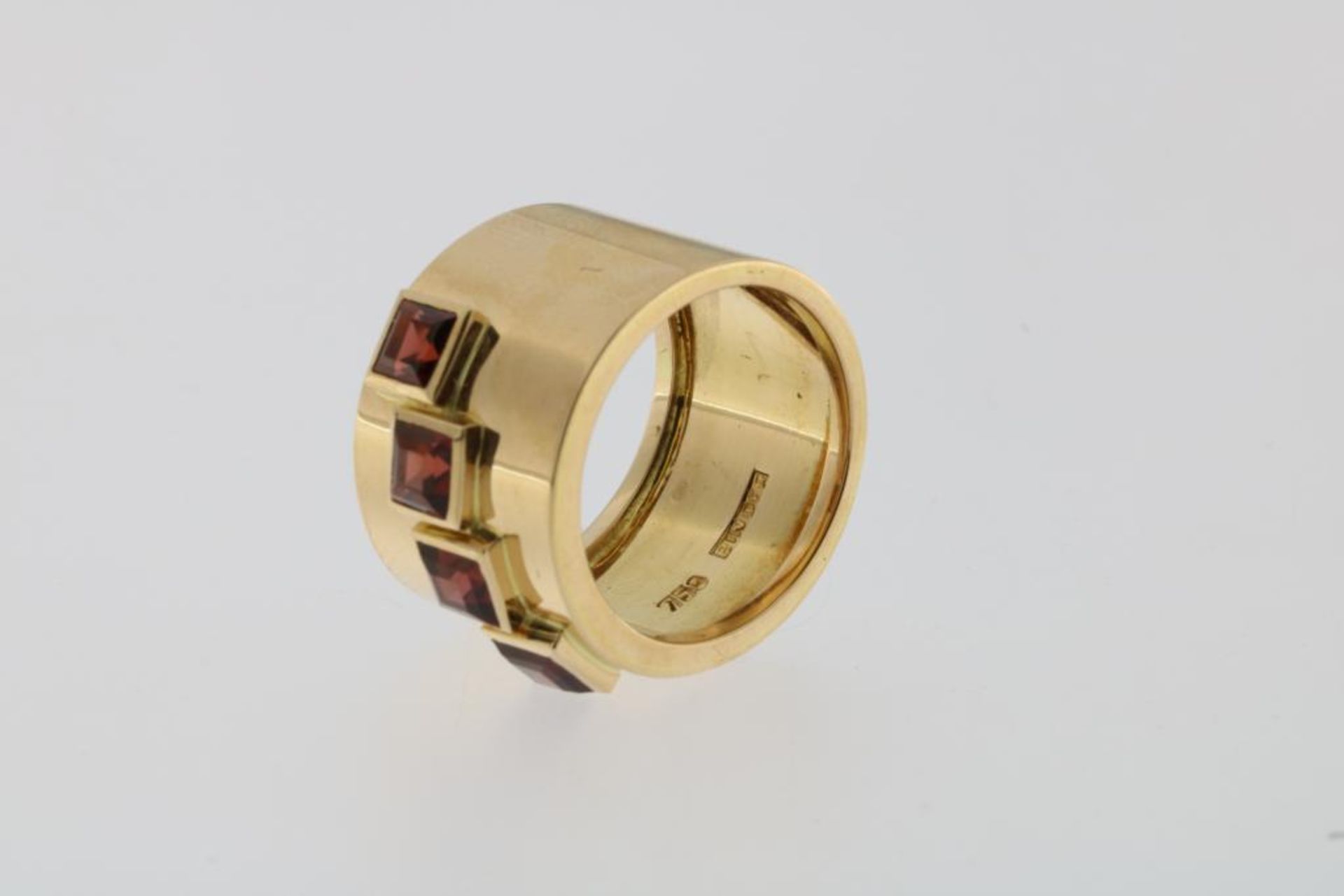 A rose gold ring set with four garnets, Binder, 585/000, gross w. 9.3gr, seize 16.5.Een roségouden - Bild 3 aus 3