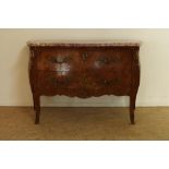 Notenhouten Louis XV-stijl gebombeerde commode met marmeren blad, 2 ingelegde laden voorzien van