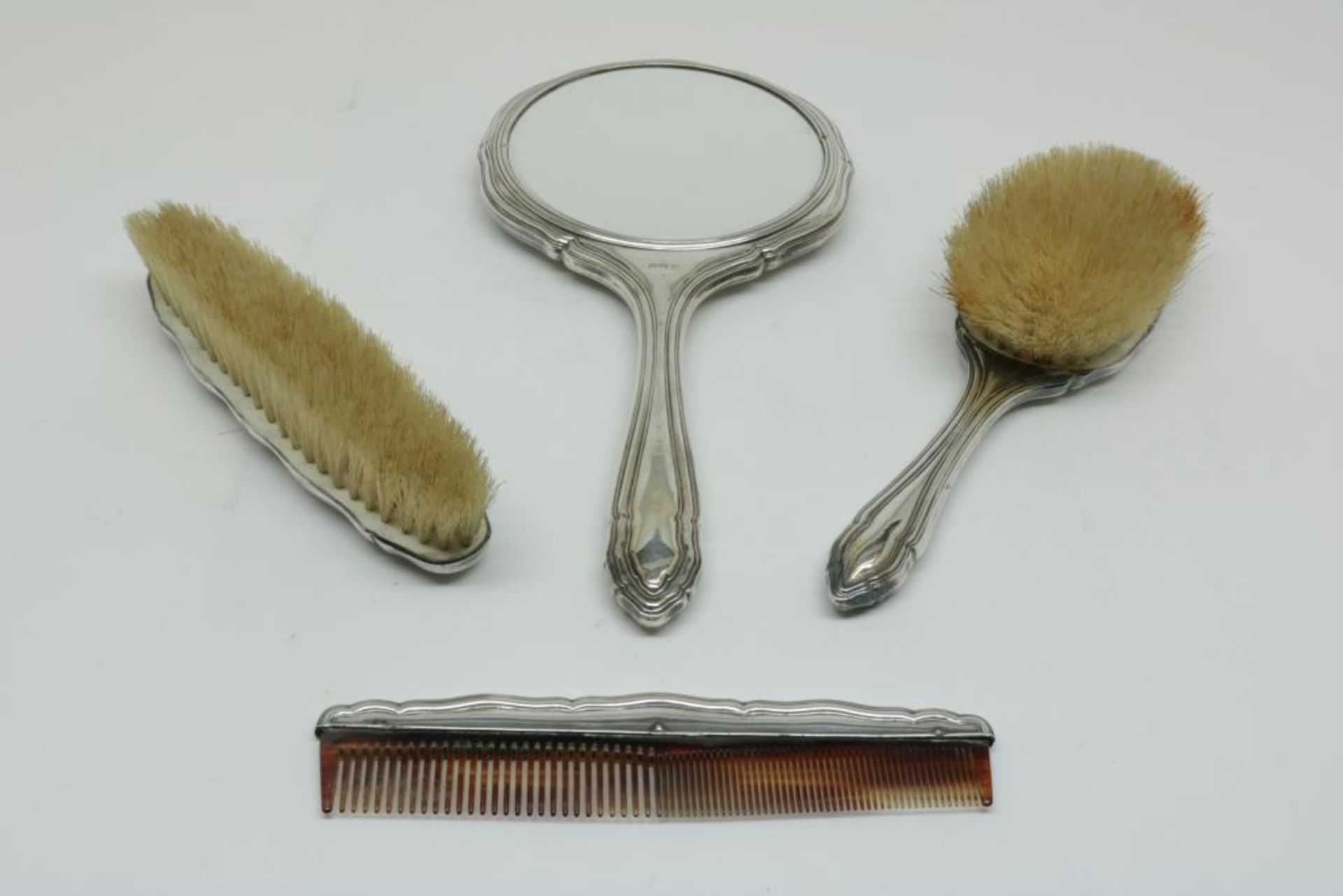 A silver fanity set, German, 800/000, gross w. 623gr, monogrammed.Een vierdelig zilveren kapset, - Bild 2 aus 4