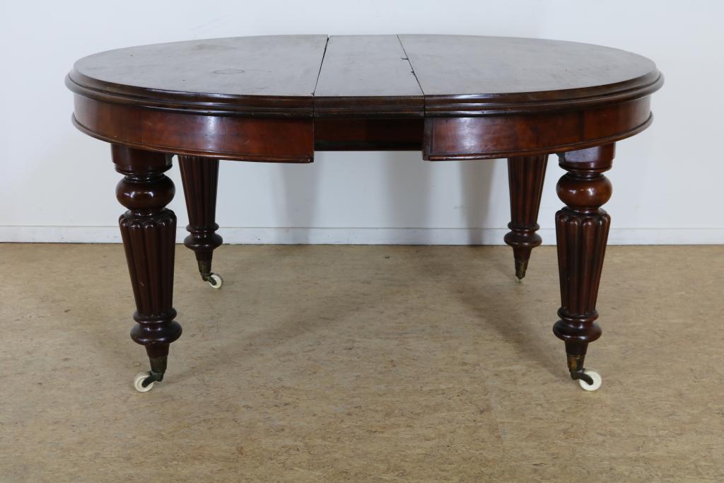 Mahonie Victoriaanse tafel op gedraaide poten, h. 73, diam. 120 cm. met tussenblad, Engeland ca.