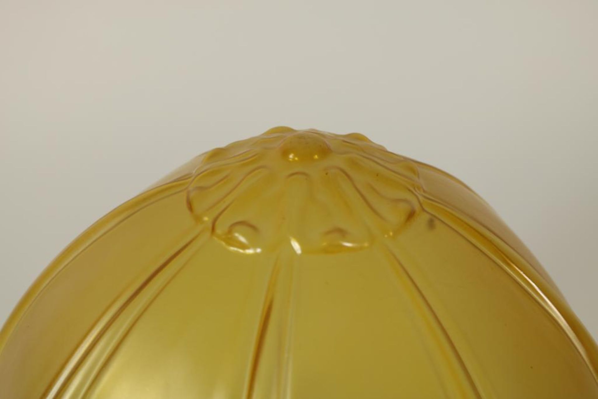 Plafonniere lamp met geel glazen kap met relief van guirlandes, h. 40 cm. - Bild 3 aus 3
