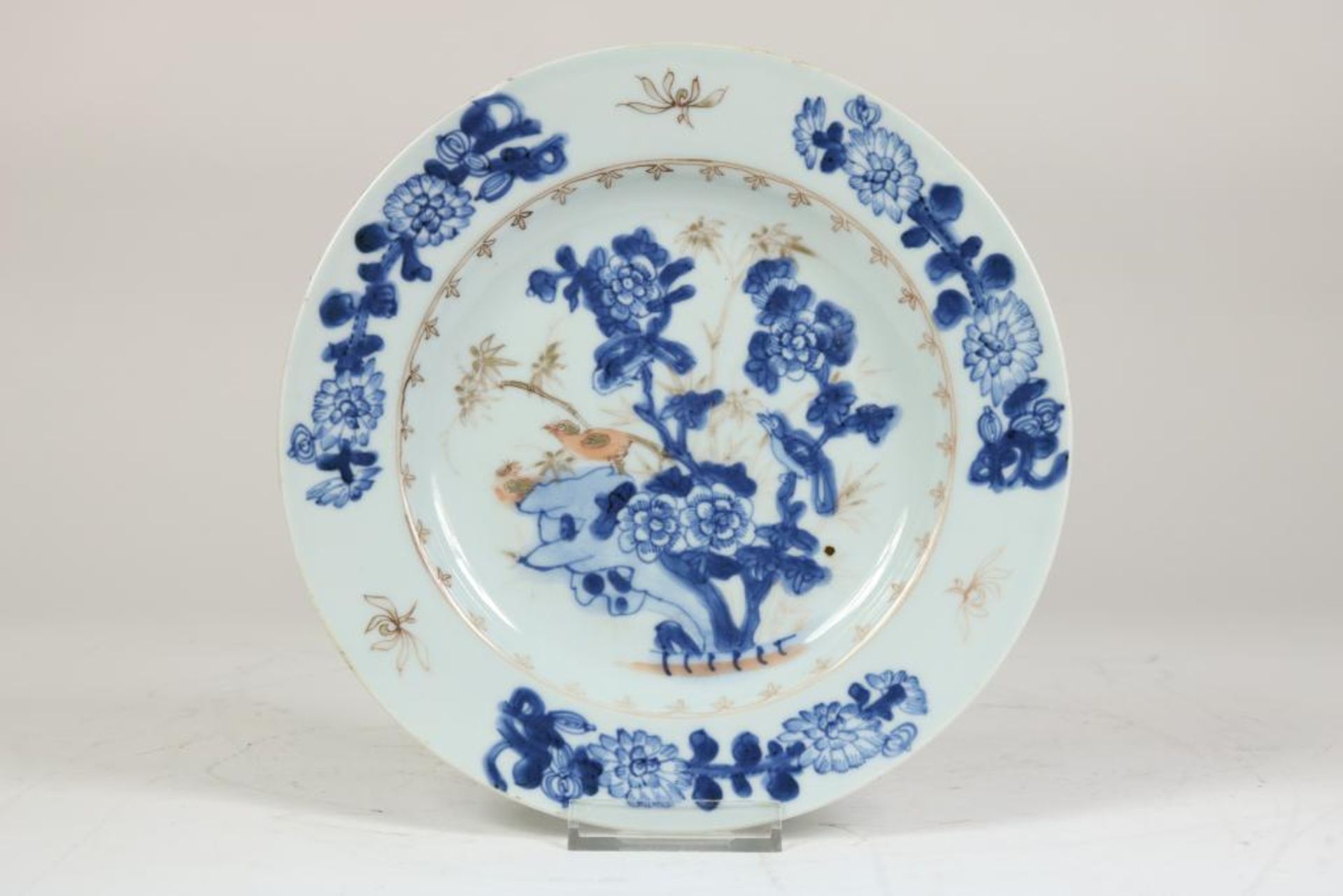 Lot van een porseleinen Qianlong bord met Imari decor, diam. 23 cm. (haarlijn), porseleinen Qianlong - Bild 6 aus 7