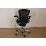 Black desk chair, designed by Herman MillerZwarte bureaustoel met kunststoffen rug en zitting,