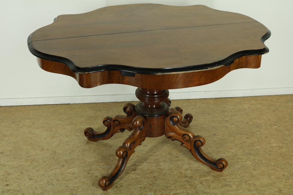 Mahogany Willem III table with scalloped top edge on 4 rafter, Holland ca.1880, h. 80, br. 127, d.