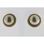 A set of yellow gold earrings with mabee pearl, 750/000, gross w. 19gr, diam. 21mm.Een paar