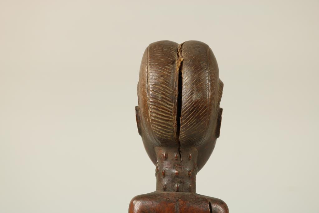 Lot of a female and a man sculpture, Afrika, h. 25 and 39 cm.Lot van een vrouwen en mannenfiguur - Image 6 of 9