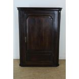 Oak cupboard ith one door, 18th century, h. 117, w. 85, d. 40 cm.Eiken hoekkast met 1 deur, 18e