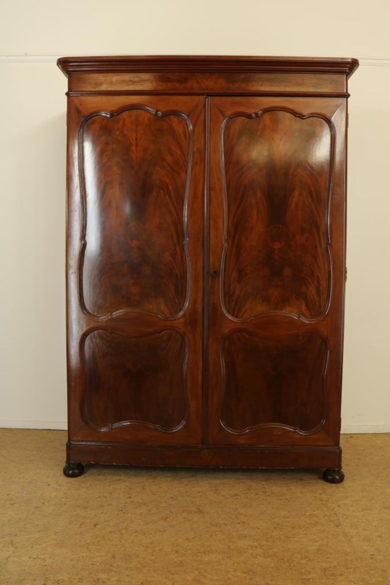 Mahogany Biedemeier closet, 19th century, h. 277 w. 160 d. 55 cm.Mahonie Biedermeier linnenkast