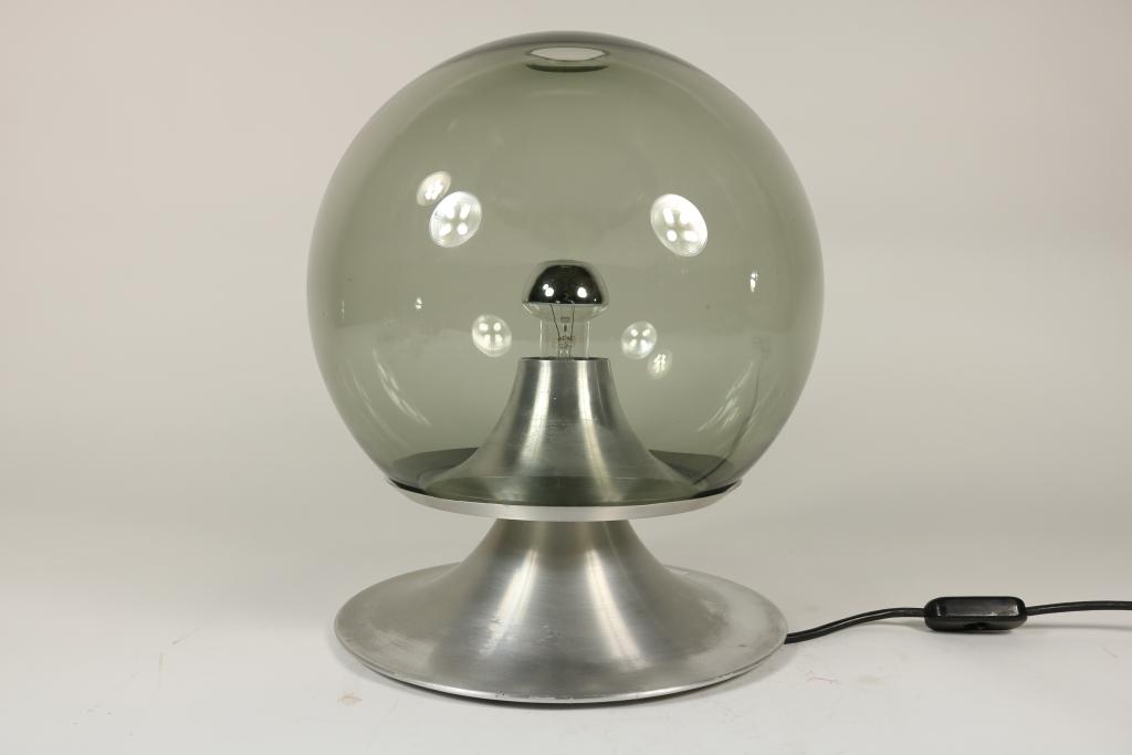 Design tafellamp, "droomeiland" op aluminium voet met glasbol, Raak Amsterdam 60-er jaren, h. 40