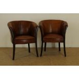 Pair of 2 leather club chairsStel clubfateuils bekleed met leer en siernagels, rustend op eiken