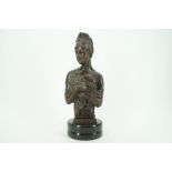 Bronzen buste van dame gemonteerd op marmeren voet, h.37 cm.