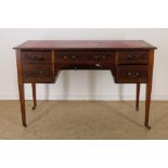 Mahonie bureau met roodleer ingelegd blad en 5 laden, Engeland, h. 78, br. 123, d. 55 cm.