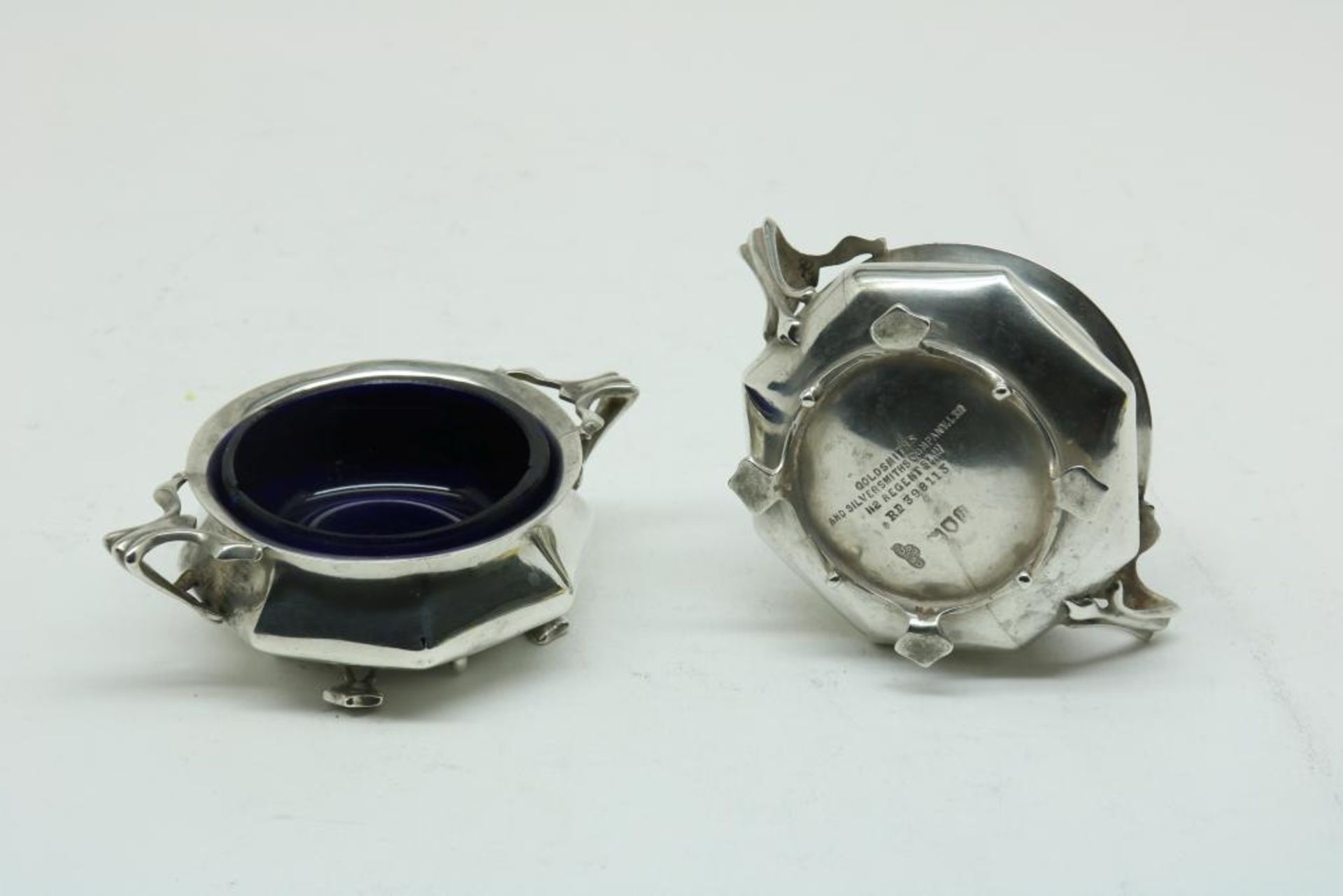 Lot silver, two salts with one liner and a tea strainer with stand, resp 925/000 and 835/000, - Bild 3 aus 3