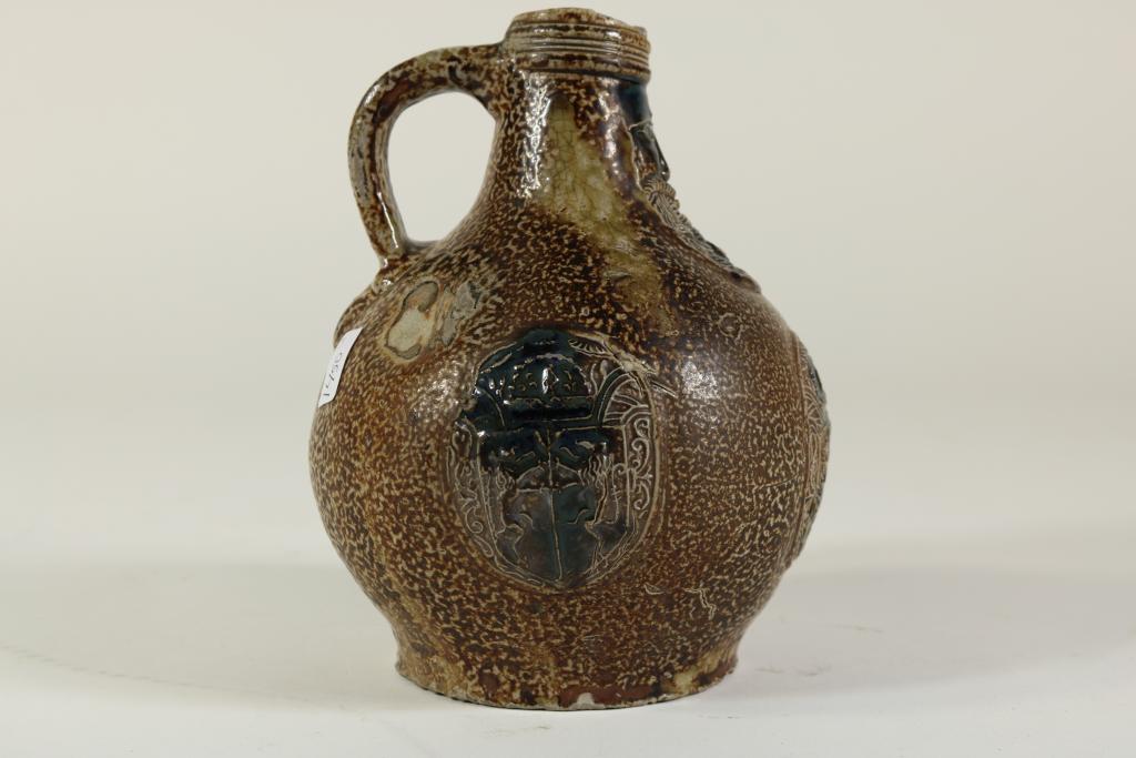 Stoneware bellarmine (beardman) jug, Frechen 17th century, h. 19 cm. (chip)Steengoed baardmankruik - Image 3 of 5