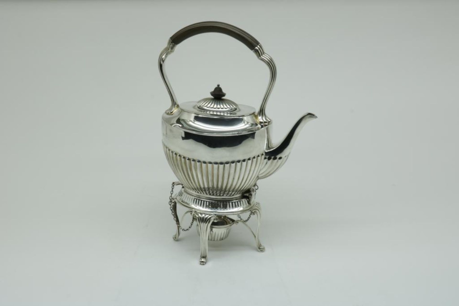 A sterling silver bouilloire/water kettle, London, dl 1904, mm William Hutton & Sons, gross w.