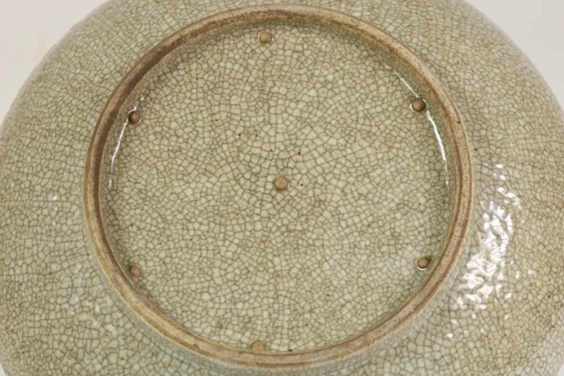 Porseleinen celedon schaal, China vermoedelijk 18e eeuw, diam. 24 cm. - Bild 3 aus 3