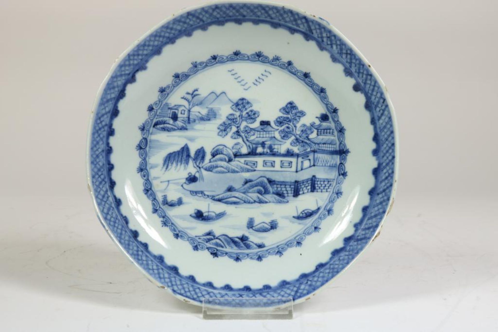 Set of 4 porcelain dishes with landscape, China 18th century, diam. 21 cm.Serie van 4 porseleinen - Bild 2 aus 5