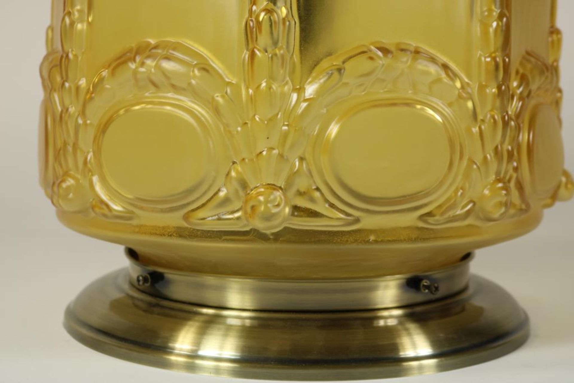 Plafonniere lamp met geel glazen kap met relief van guirlandes, h. 40 cm. - Bild 2 aus 3