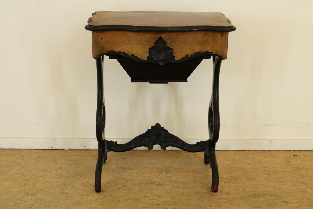 Mahogany seewing table, 19th centuryMahonie Willem III naaitafel met klep waarachter vakverdeling,