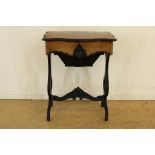 Mahogany seewing table, 19th centuryMahonie Willem III naaitafel met klep waarachter vakverdeling,