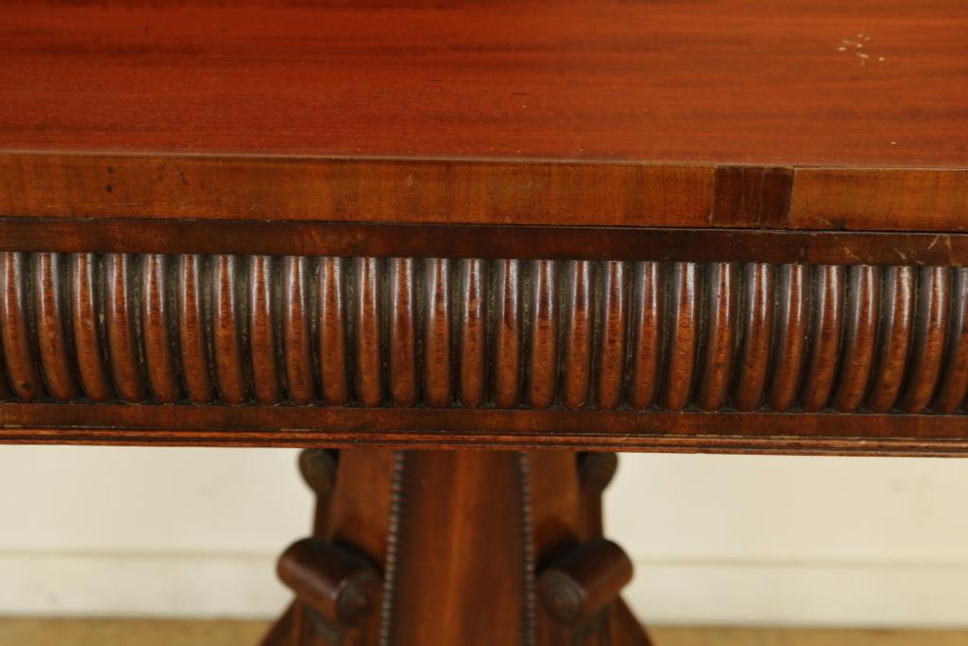 Mahogany wall table, 19th century, h. 74 w. 101 d. 50 cm.Mahonie wandtafel met gestoken knorren - Bild 3 aus 4