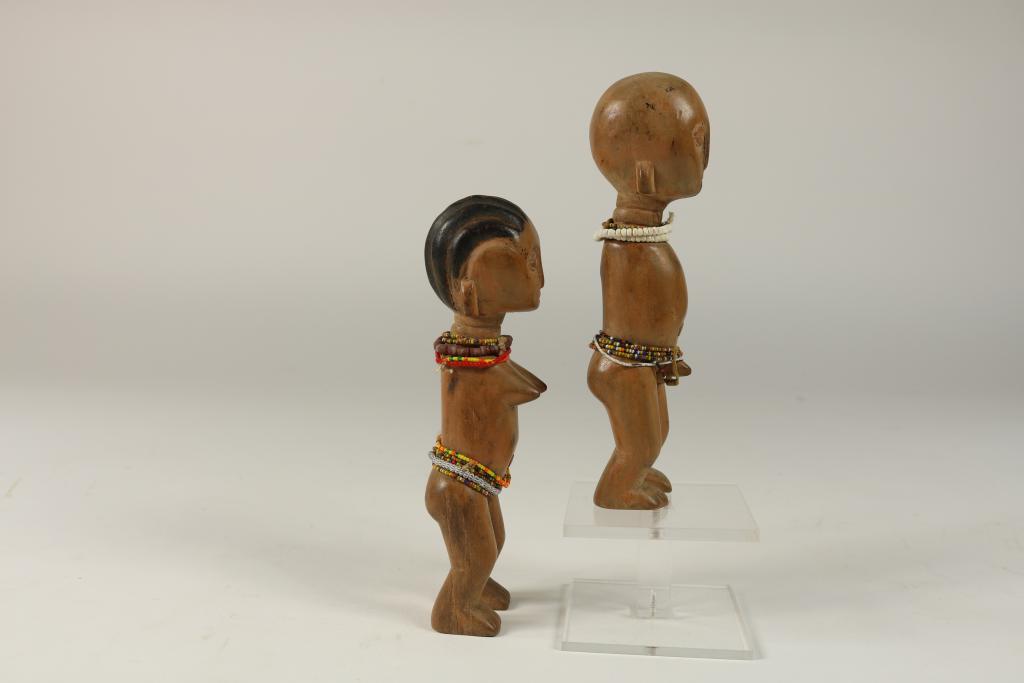 a pair of 2 wooden twindolls, Togo, Ewe, H. 17 cm.Stel blankhouten tweelingpopjes met glaskraaltjes, - Image 5 of 5