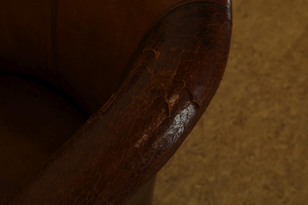 Pair of 2 leather club chairsStel clubfateuils bekleed met leer en siernagels, rustend op eiken - Image 3 of 3