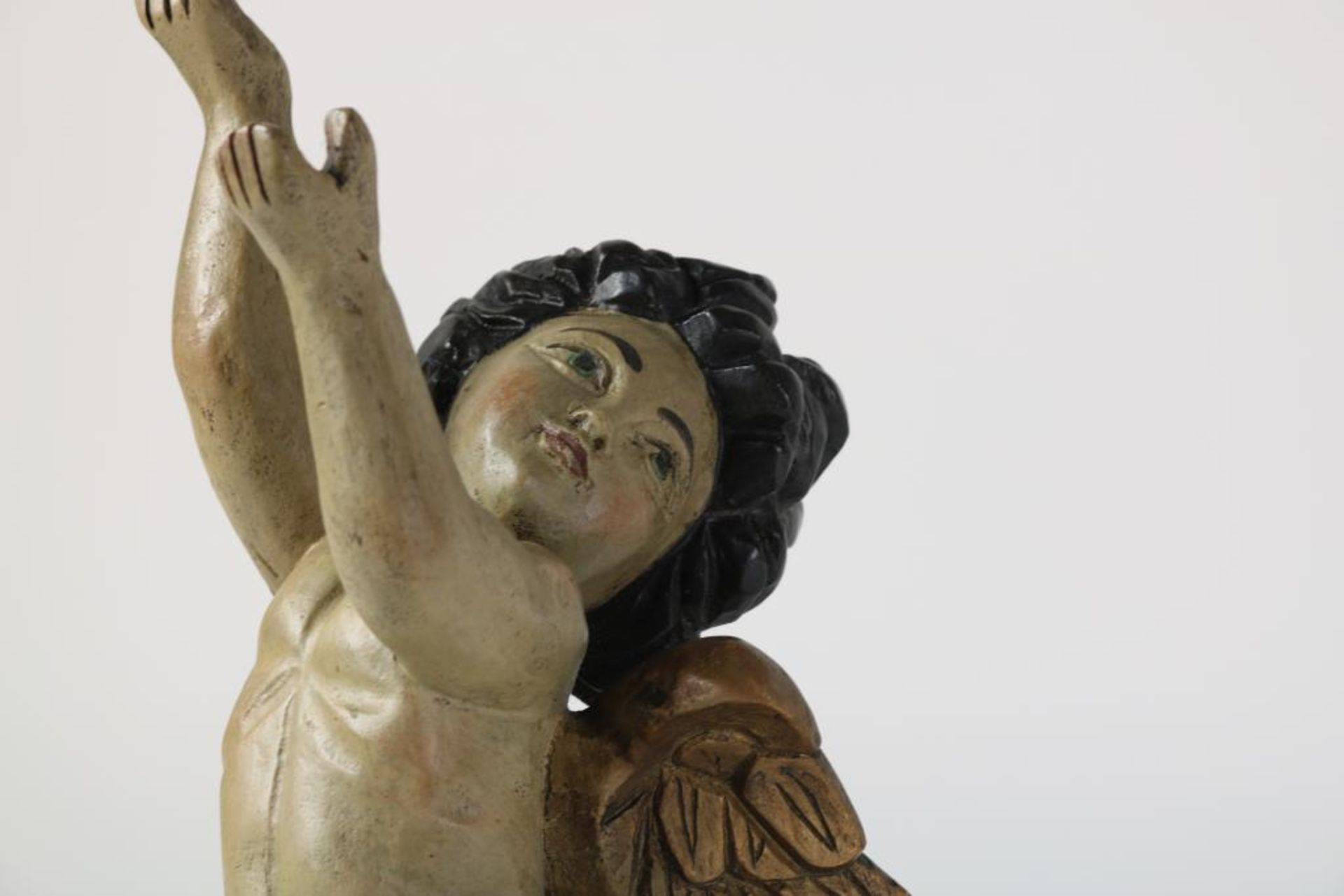 Stel houten beschilderde engelen, 20e eeuw, l. 40 cm. - Bild 4 aus 6