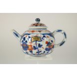 Porcelain Kangxi theapot with Imari flower decor, China 18th century, h. 10 cm. (handle with chips)