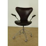 Retro design desk chairFritz Hansen bureau stoel bekleed met bruin skai rustend op zwenk wieltjes