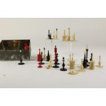 Lot van diverse ivoren schaakstukken, w.o. rood en zwart beschilderd, 19e eeuw. (incompleet en