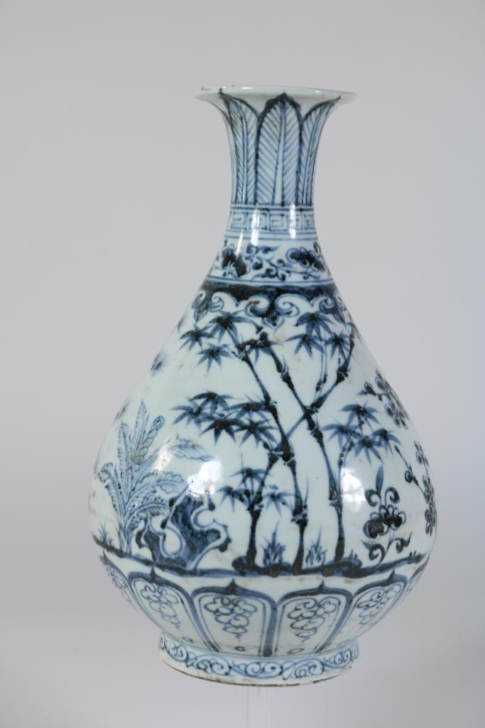 a lot of 7 porcelain vases, China 20th century.Lot van 4 porseleinen vazen en een pelgrimfles en - Image 8 of 13