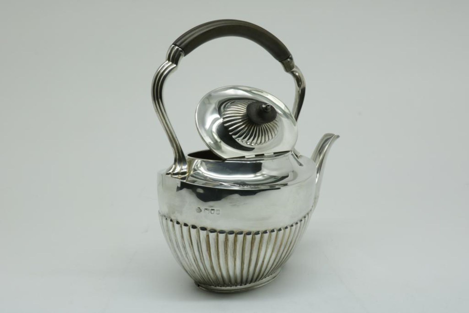 A sterling silver bouilloire/water kettle, London, dl 1904, mm William Hutton & Sons, gross w. - Bild 3 aus 6