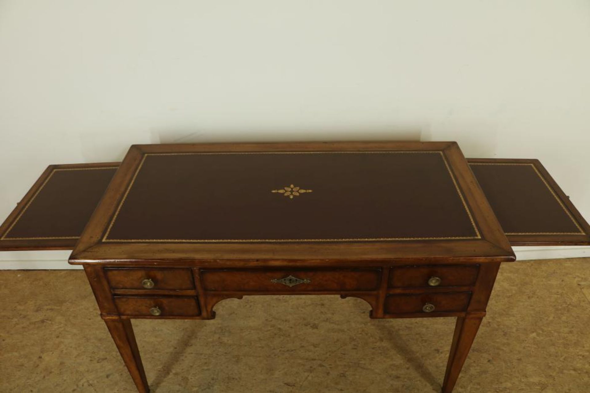 Kersenhouten bureau met roodleer ingelegd blad, 5 laden en 2 trekblaadjes, h. 78, br. 125, d. 65 cm. - Bild 3 aus 5