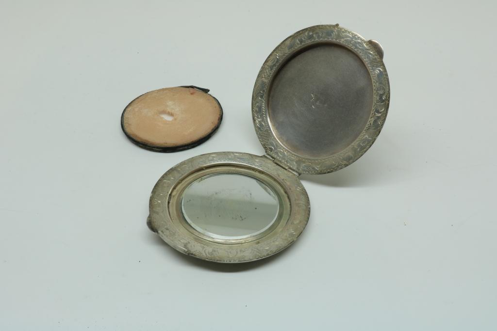 A silver powder case with mirror, gross w. 122gr, diam 9cm.Een zilveren poederdoos met spiegeltje, - Image 2 of 2