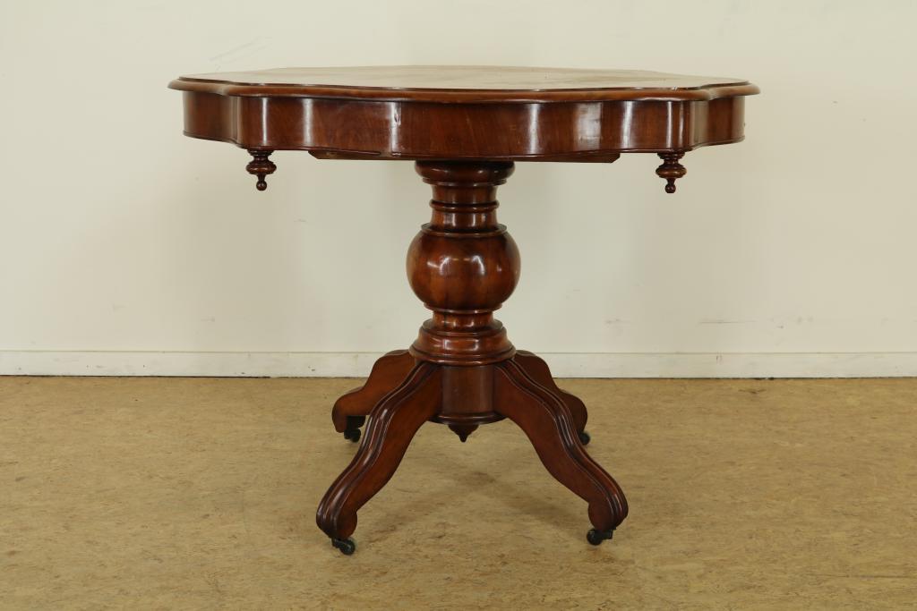 Mahonie Biedermeier tafel op 4-sprant, 19e eeuw, h. 76, br. 100, d. 80 cm.