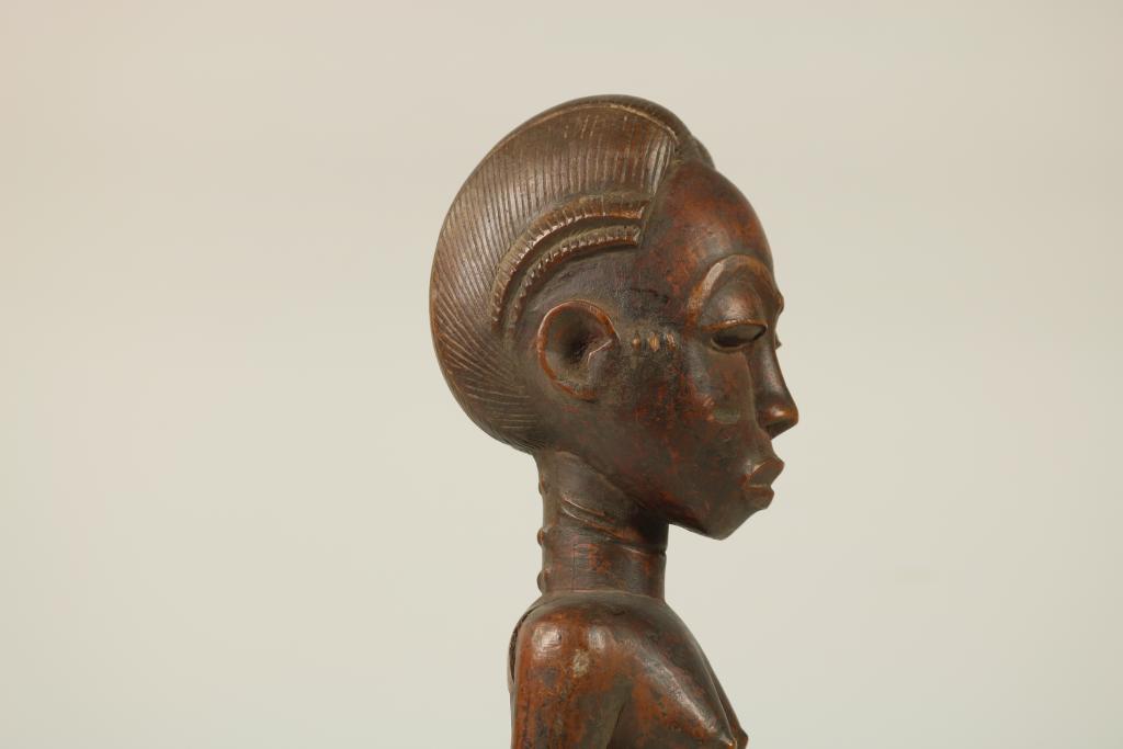 Lot of a female and a man sculpture, Afrika, h. 25 and 39 cm.Lot van een vrouwen en mannenfiguur - Image 5 of 9