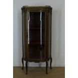 Mahogany Louis XV-style vitrine with one glass door.Mahonie Louis XV-stijl pronkvitrine met marmeren